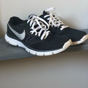 Women’s black nike tennis shoes